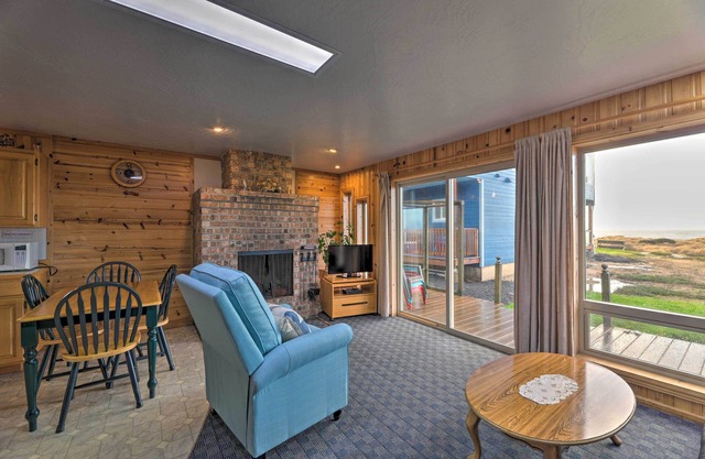 Sanderling Sea Cottages, Unit 3 w/Private Balcony
