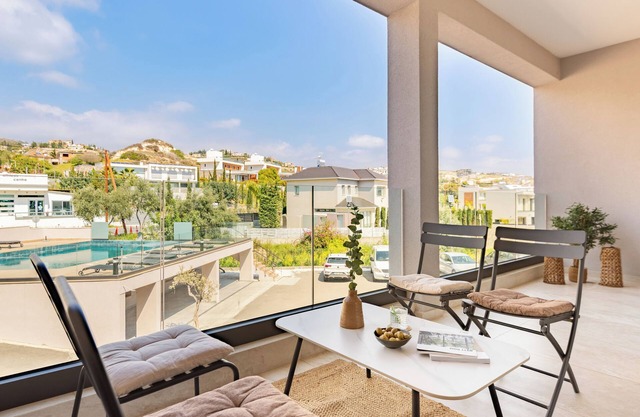 Sanders River Plaza - Chic 2-Bdr Apt with Balcony