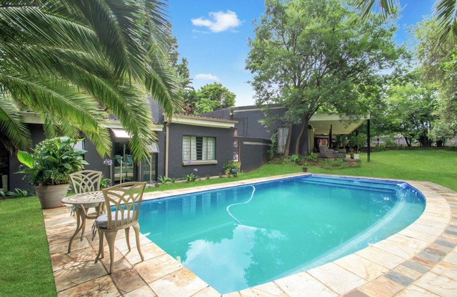 Sandton Guesthouse 5Bedroom Sleeps 12 SwimmingPool