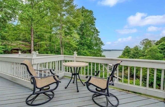 SANDY BEACH & HOT TUB! Come Visit "Blue Lake Escape"!