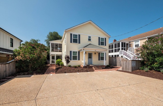 Sandy Bottom-2 min walk to beach! Cozy, 3-bedroom, 2nd floor North End duplex