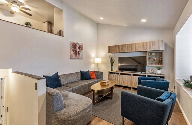 Sandy Ski Cottage | Central | Free Massage* | Patio