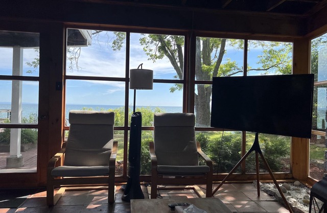 Sandyhaven Rusctic Log Cabin Niagara.nnLog Cabin With A Private Beach Access.