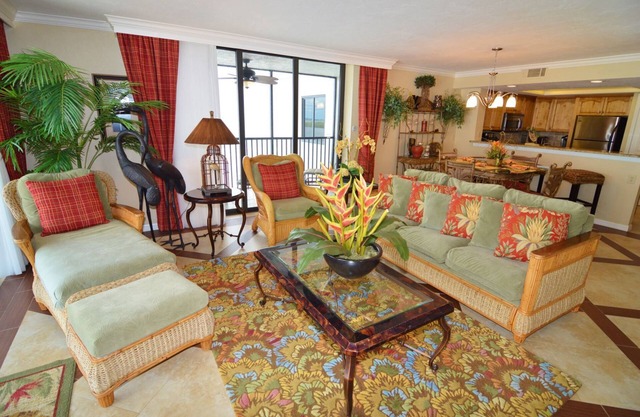 Sanibel Harbour 1031: Adventure awaits-A private beach onsite+close to Sanibel and FM Beach to shell