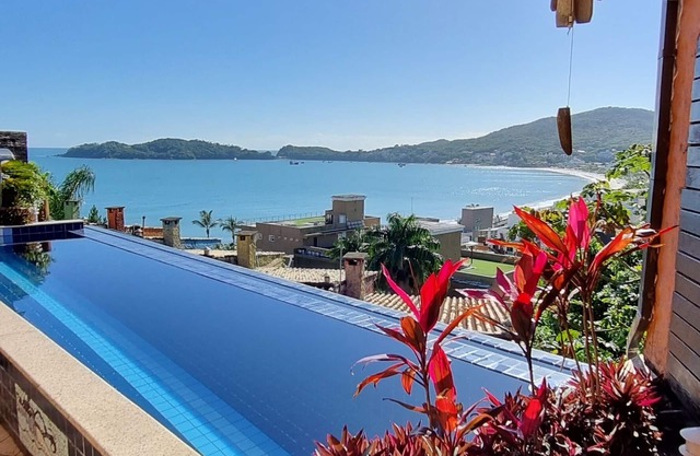 SANTORINI HOUSE - HEATED POOL - 4BEDROOM - 140MT FROM BOMBINHAS BEACH,