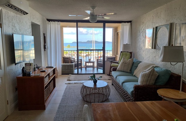 Sapphire Dreaming, Best Location! King Bed and Queen sleeper + added touches.