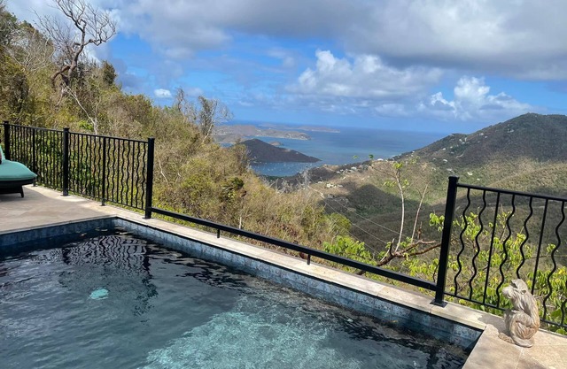 Sapphire Peak 2 bed/2 bath amazing views and private pool, AC and generator