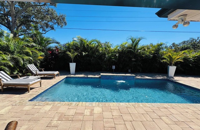 Sarasota Paradise Heated Pool Home Close to Siesta Key Beach.