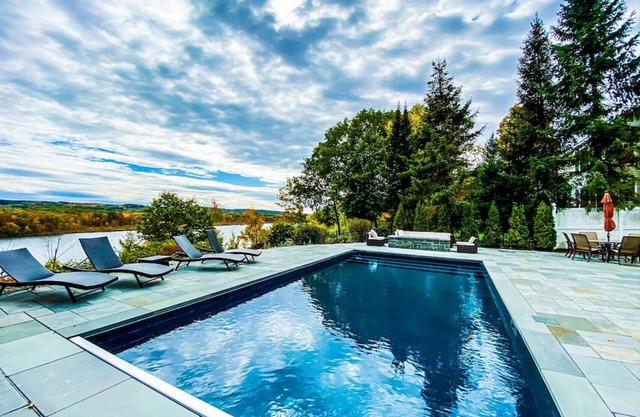 Saratoga Lake luxury home mins from everything