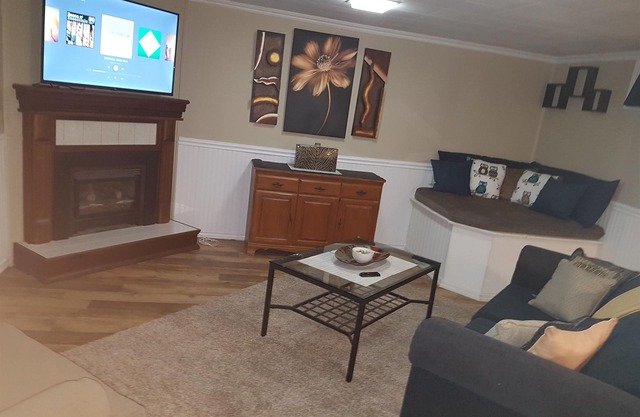 Sarnia Hidden Gem - 3 BR/2 BA by College/Hwy/Arena