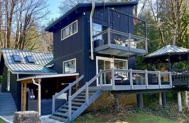 Sauna, Hot Tub, Hot Tub Shower, Riverfront - Recharge Chalet - Index WA