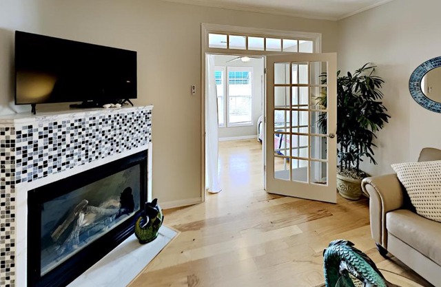 Savannah Shore 5 Walking distance to the beach!!