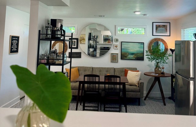 Savannah Spruce 2 Bedroom 1 Bath Private Driveway 5 Minutes To Historic Downtown