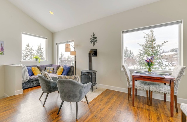 Scenic & Cozy 'Sweet Northern Comfort' in Homer!