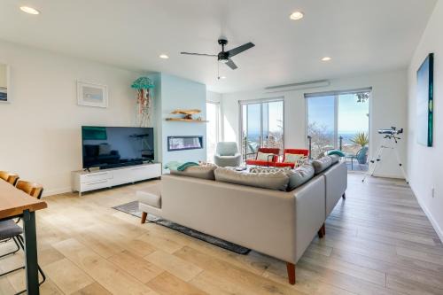 Scenic Depoe Bay Townhome with Deck Less Than 1 Mi to Parks!