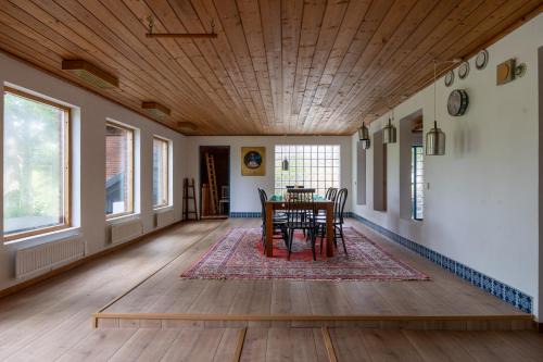 Scenic Lakehouse near Stockholm with Sauna & Jetty
