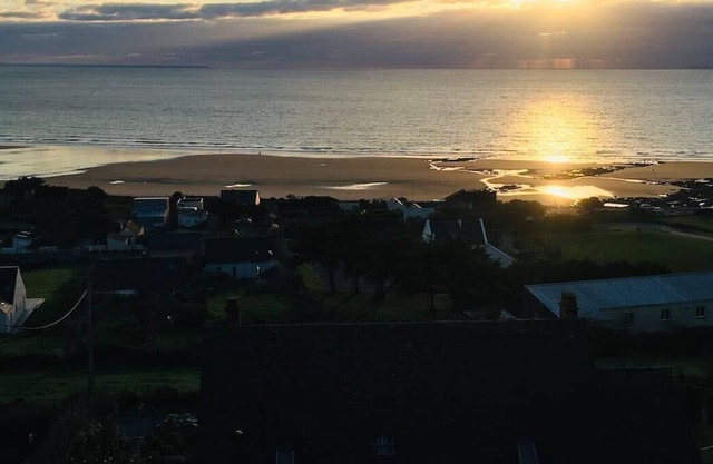 Sciotot bay home. 150m from beach - Stunning ocean view!