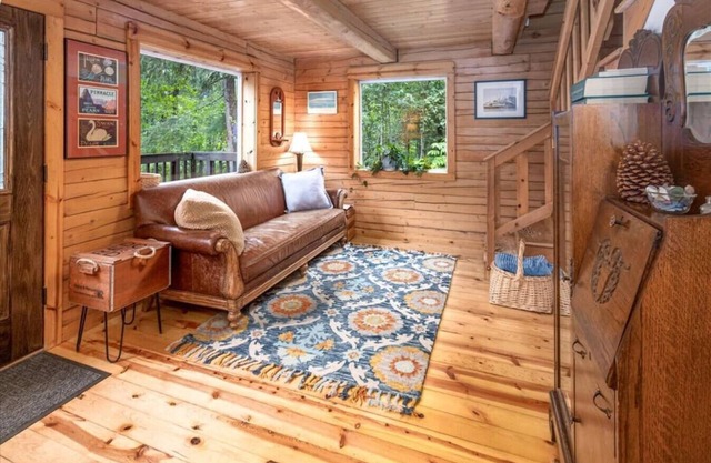Scootberry Cabin, Peaceful Log Home Perfect for the Family