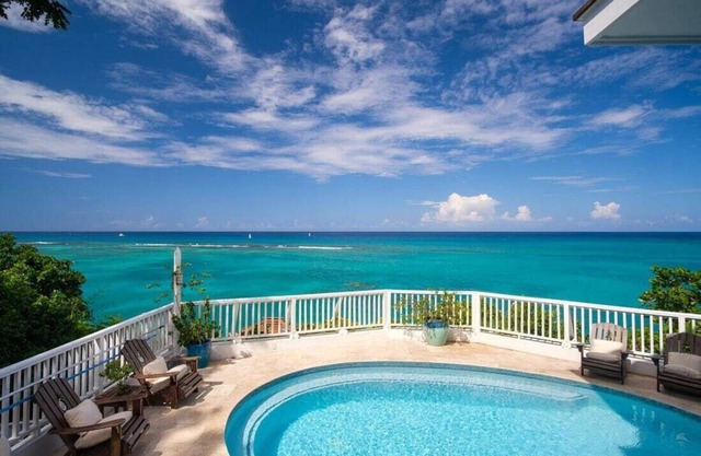 Scotch on the Rocks -WATERFRONT! CHEF! STAFF! FAMILY FRIENDLY! POOL! KAYAKS!