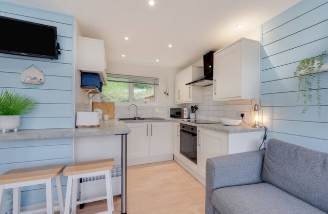 Sea Breeze - Two Bedroom House, Sleeps 4