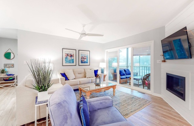 Sea Colony Tennis First-Floor Condo w/Lake View, Basketball Court & Free WiFi