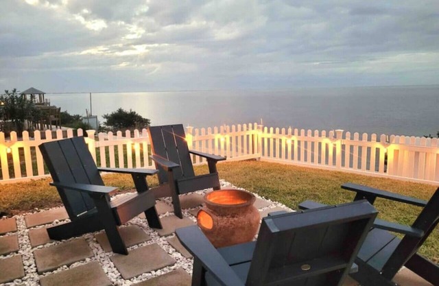 SEA-ESTA Waterfront Kid-Friendly Beach Bungalow