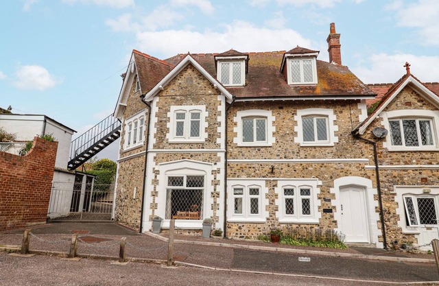 SEA HAVEN, character holiday cottage in Beer