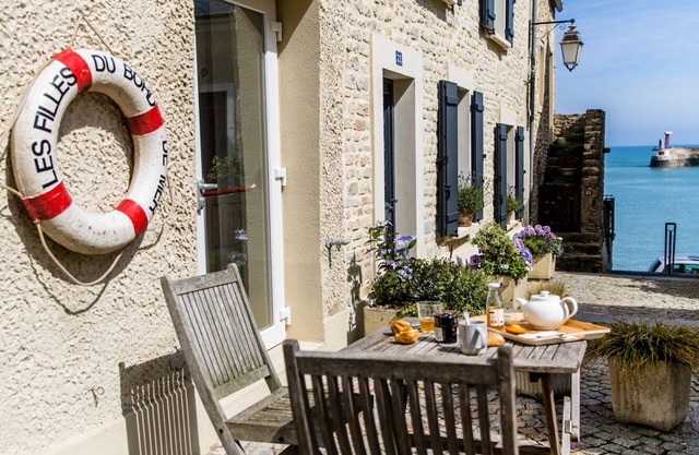 Sea nature, charming spacious triplex 20 meters from the sea & 10km from Omaha Beach.