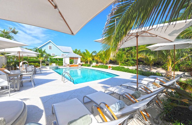 Sea Orchard Retreat: Gated Micro-Resort Near Seven Mile Beach w/Private Pool & Heated Spa