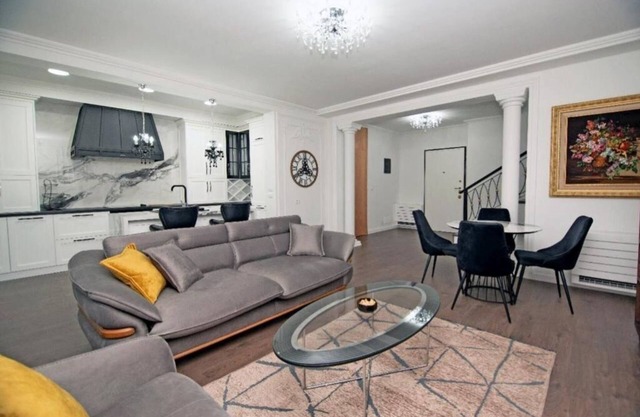 Sea Pearl Apartment: Small Apartment on 2 Levels