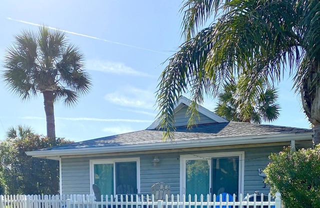 Sea Urchin Cottage Bring your family! Surf Crest, bunk beds, Steps to the Beach