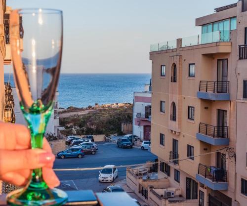 Sea-View 2 Bedroom Apt -Sleeps 6