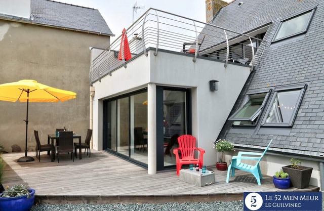Sea view, 40m from the beach and 300m from shops