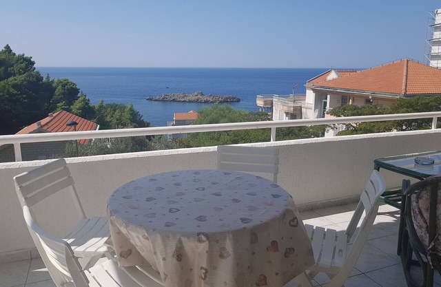 Sea view apartment with large balcony in Sveti Stefan