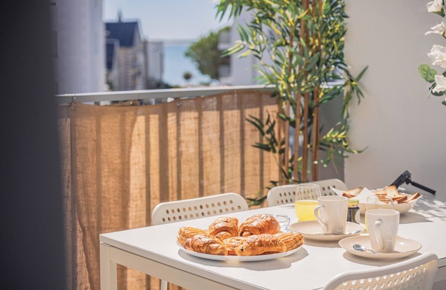 Sea view, Beach 2 min walk, Railway station, Center 5 min walk, 4 pers. classified 3*.
