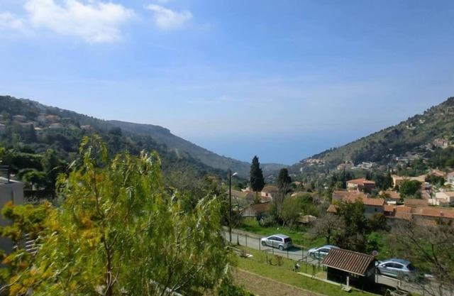 Sea view villa with garden and 2 terraces near Monaco