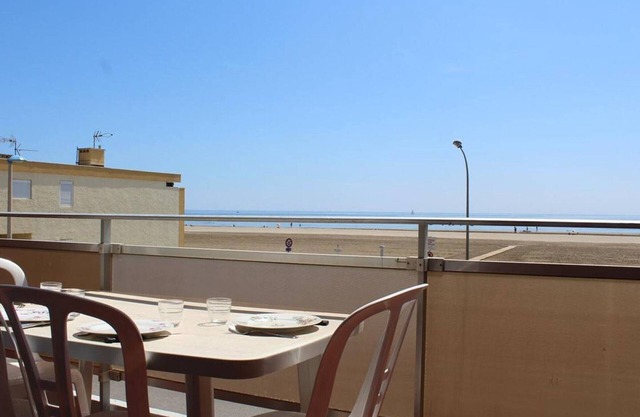 Seafront 1BR Apartment with Balcony, Parking - Sleeps 4