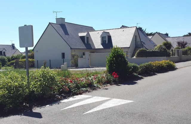 seafront: 67 m2, enclosed garden, 3 keys label (Clévacances), pets allowed,