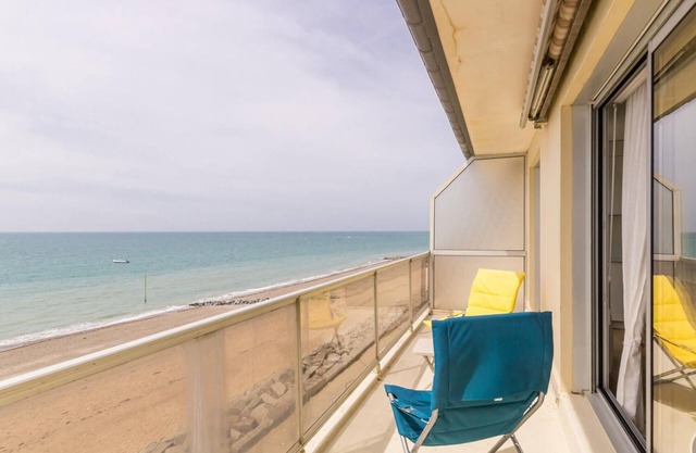 Seafront apartment with services included and private parking