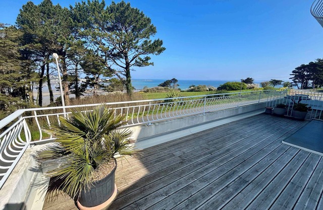 Seafront flat with indoor pool with stunning views