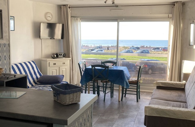 Seafront cabin-studio at the heart of the resort