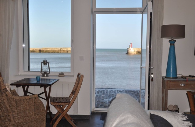 Seafront, exceptional sea view, charm, fireplace and luxury comfort, 100m2