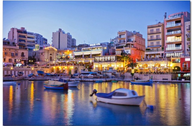 Seafront LUX Apartment wt Pool, Upmarket Area