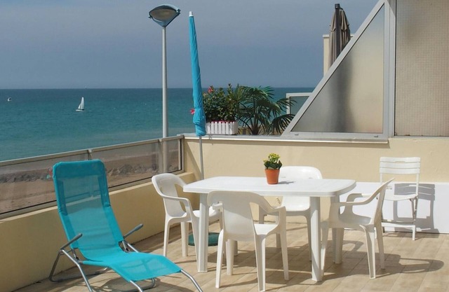 Seafront luxury apartment with terrace and parking