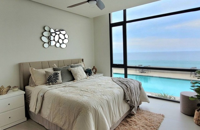 Seafront Luxury Seaside Condo + Pool & Jacuzzi