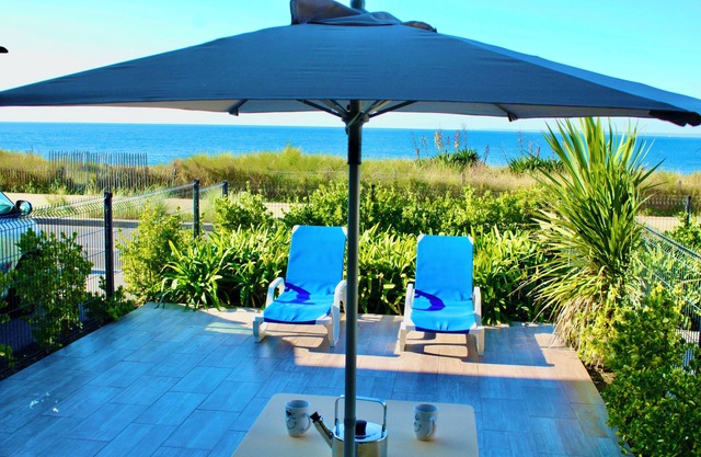 SEAFRONT, Magnificent 180° Sea View, high Standard, Garden and Private Parking