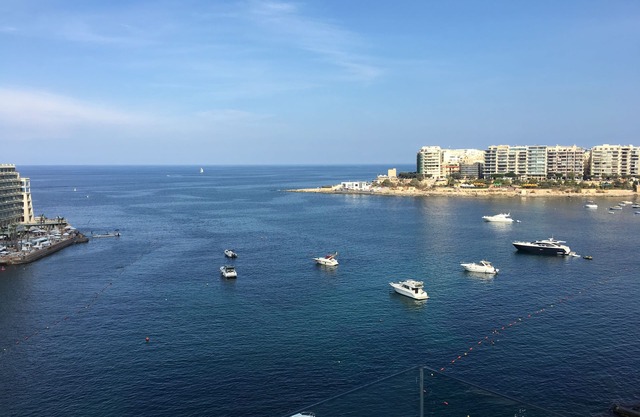 Seafront Penthouse Triplex- Roof Terrace & Hot Tub
