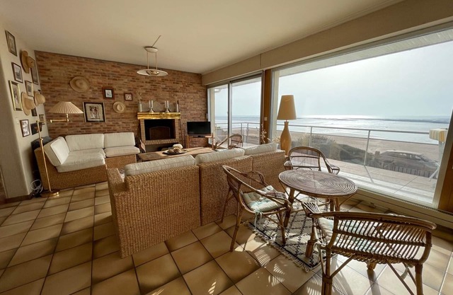 Seafront villa with garden and free Wifi