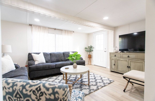 Seagrass Cottage II- Pet friendly walk to Atlantic Ocean & Intracoastal Waterway