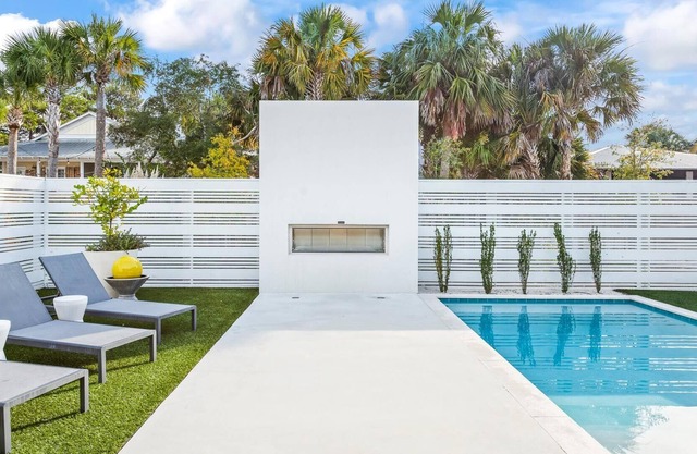 "Seagrove Surf Shack" Private Heated Salt Water Pool! Short Walk to the Beach!
